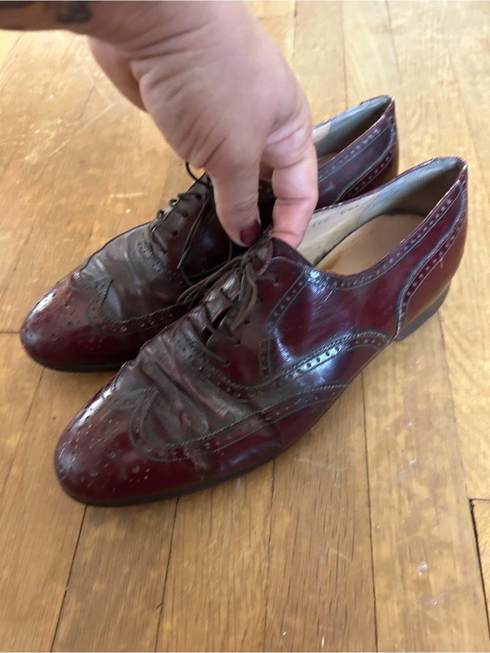 Men's Classic Wingtip Oxford Dress Shoes — Burgundy